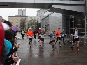 biegący uczestnicy półmaratonu na terenie targów poznańskich