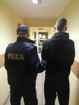 Zatrzymany prowadzony przez policjanta