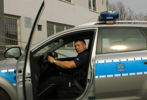 policjant w radiowozie