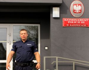 policjant przed komisariatem