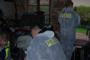 Policjanci w zlikwidowanym laboratorium amfetaminy
