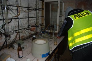Policjant w zlikwidowanym laboratorium amfetaminy