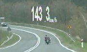 Obraz z policyjnego wideorejestratora na którym jadący motocyklem przekracza dozowloną prędkość