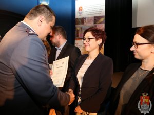 Wręczenie certyfikatów przez Z-cę Komendanta Stołecznego Policji