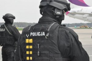 Policyjni antyterroryści uwalniali zakładników na lotnisku