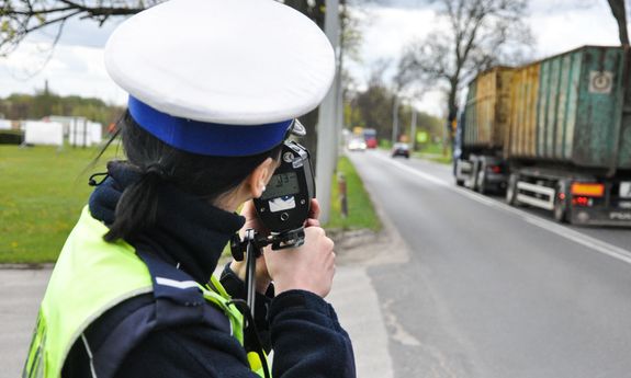 policjant z radarem