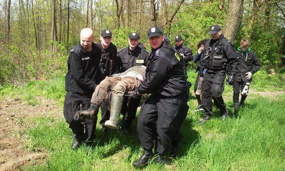 odnaleziony mężczyzna z policjantami