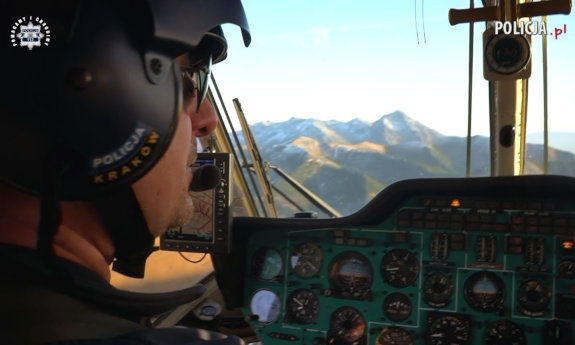 Widok z kabiny policyjnego śmigłowca na Tatry