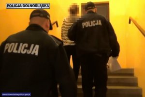 Zatrzymana podejrzana z policjantami