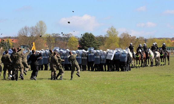 Wspólne ćwiczenia Policji konnej i policjantów OPP