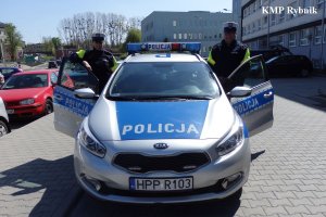 policjanci przy radiowozie