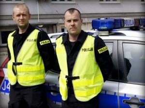 Policjanci wynieśli mężczyznę z płonącego mieszkania