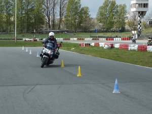 Szkolenie policjantów ruchu drogowego z techniki jazdy motocyklem