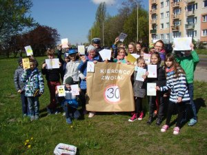 Policjantom przy kontroli pojazdów towarzyszą dzieci ze szkół podstawowych