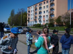 Policjantom przy kontroli pojazdów towarzyszą dzieci ze szkół podstawowych