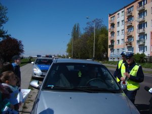 Policjantom przy kontroli pojazdów towarzyszą dzieci ze szkół podstawowych