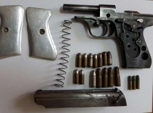Zabezpieczone narkotyki oraz broń wraz z amunicją z okresu wojennego