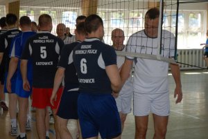 zawodnicy dwóch drużyn podają sobie ręce przy siatce