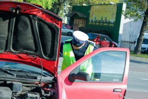 policjant kontrolujący stan techniczny pojazdu