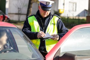 policjant wypisujący mandat