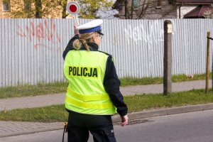 policjantka zatrzymująca pojazd do kontroli