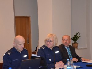 policjanci za stołem konferencyjnym