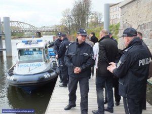 policjanci i nowa łódź na nabrzeżu