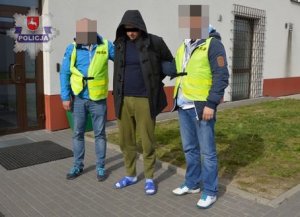 Jeden z zatrzymanych prowadzony przez policjantów