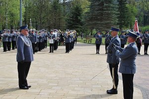 Uroczystość wręczenia sztandaru komendzie w Ustrzykach Dolnych
