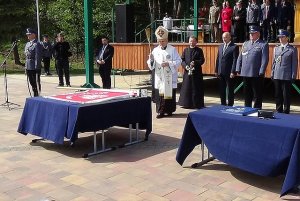 Uroczystość wręczenia sztandaru komendzie w Ustrzykach Dolnych