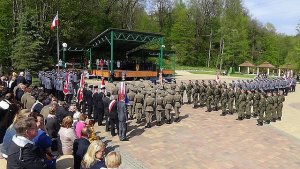 Uroczystość wręczenia sztandaru komendzie w Ustrzykach Dolnych