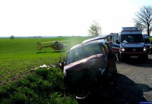 pojazd uczestniczący w wypadku , karetka pogotowia i helikopter ratowniczy