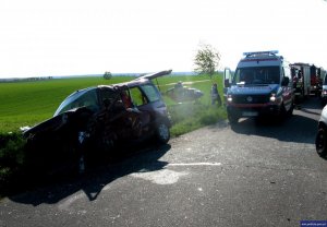 pojazd uczestniczący w wypadku , karetka pogotowia, helikopter ratowniczy i straż pożarna