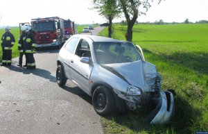 pojazd uczestniczący w wypadku i strażacy