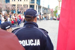 policjanci zabezpieczają trasę biegu