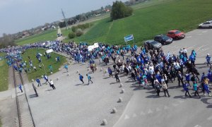Ludzie gromadzący się w celu rozpoczęcia marszu