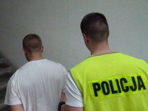 Zatrzymany prowadzony przez policjanta