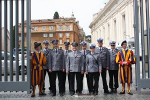 Polscy policjanci w towarzystwie gwardii papieskiej