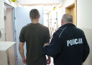 opolscy policjanci wraz z zatrzymanym