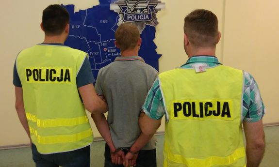 Zatrzymany prowadzony przez policjantów