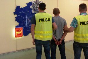 Zatrzymany prowadzony przez policjantów