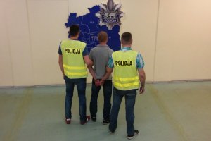 Zatrzymany prowadzony przez policjantów