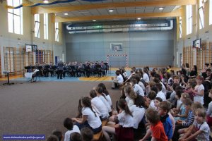 Dzieci słuchają występu orkiestry