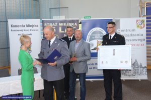 uroczyste wręczenie certyfikatu dla szkoły