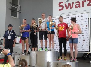 zawodnicy na podium