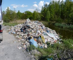 Policjanci zatrzymali dwóch kierowców, którzy wysypali 20 ton śmieci w miejscu niedozwolonym #2