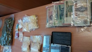 21-letni diler narkotykowy w rękach policji. W mieszkaniu miał narkotyki, a w piwnicy kradzione rowery #1