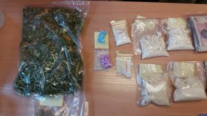 21-letni diler narkotykowy w rękach policji. W mieszkaniu miał narkotyki, a w piwnicy kradzione rowery #2