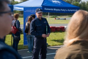 Policjant przed rozpoczęciem zawodów