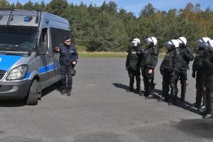 Ćwiczenia praktyczne średniej kadry dowódczej Oddziałów Prewencji Policji na poligonie NATO w Wicku Morskim koło Ustki.